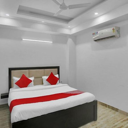 Oyo 82100 Golden Residency Нойда Экстерьер фото