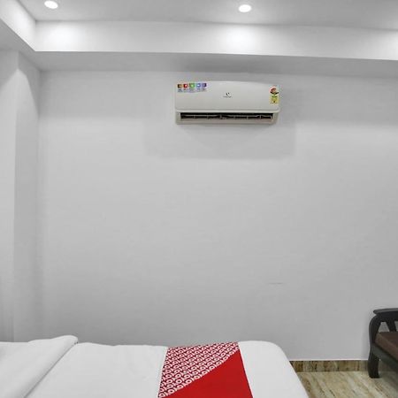 Oyo 82100 Golden Residency Нойда Экстерьер фото