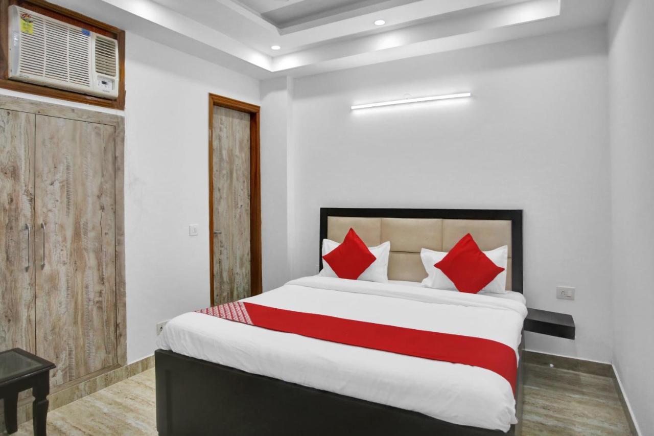 Oyo 82100 Golden Residency Нойда Экстерьер фото