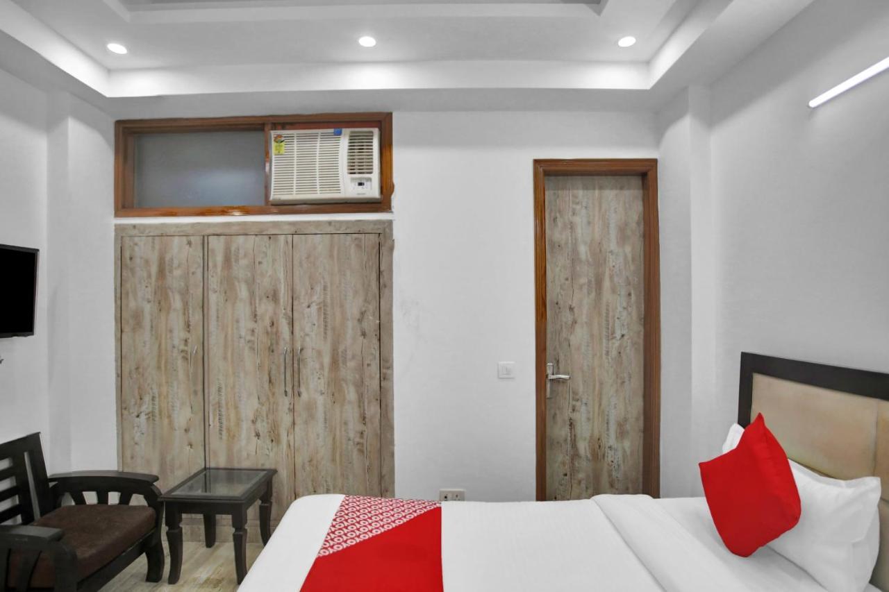 Oyo 82100 Golden Residency Нойда Экстерьер фото