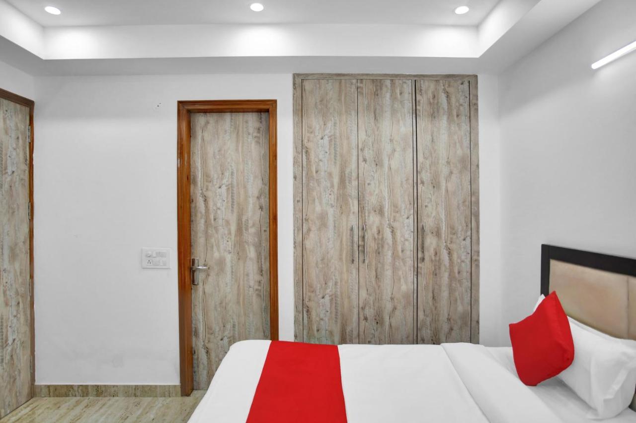 Oyo 82100 Golden Residency Нойда Экстерьер фото