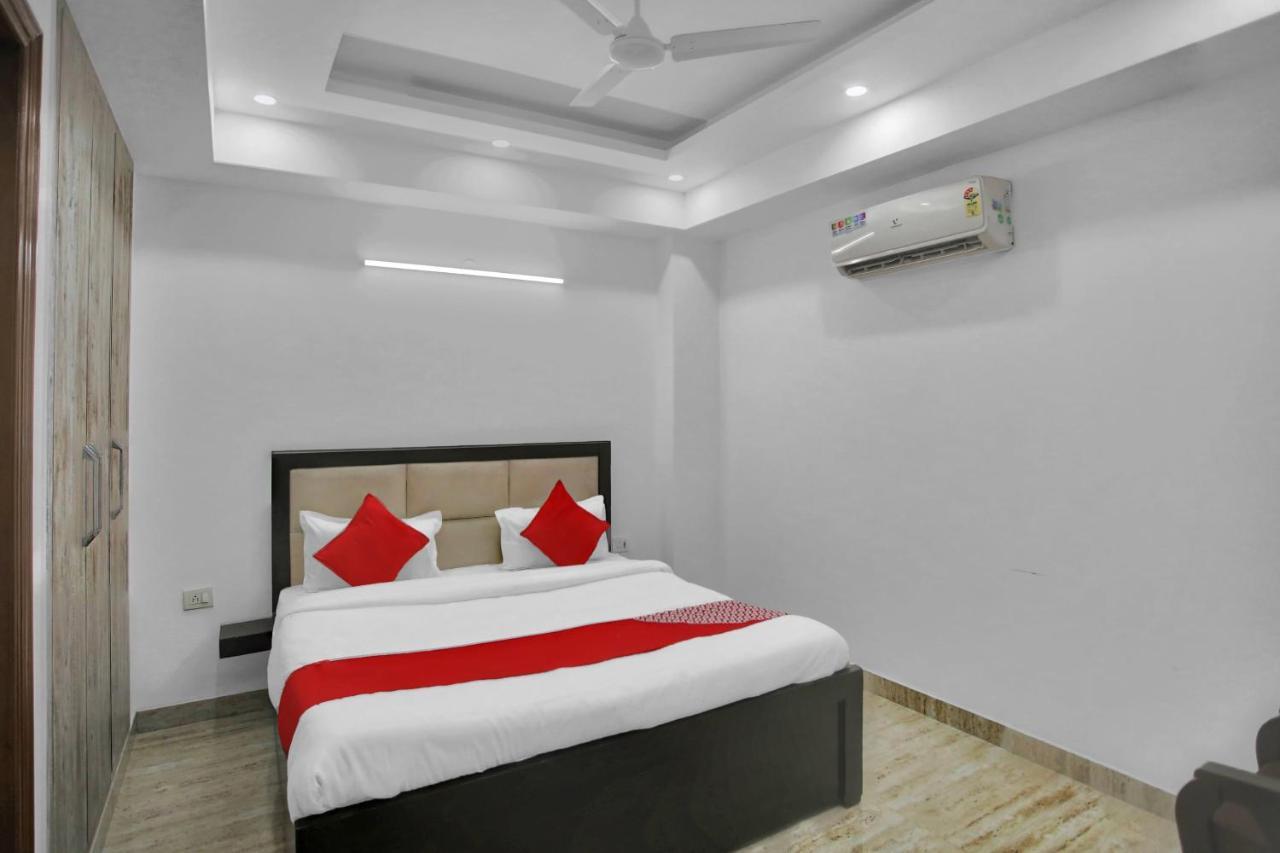 Oyo 82100 Golden Residency Нойда Экстерьер фото