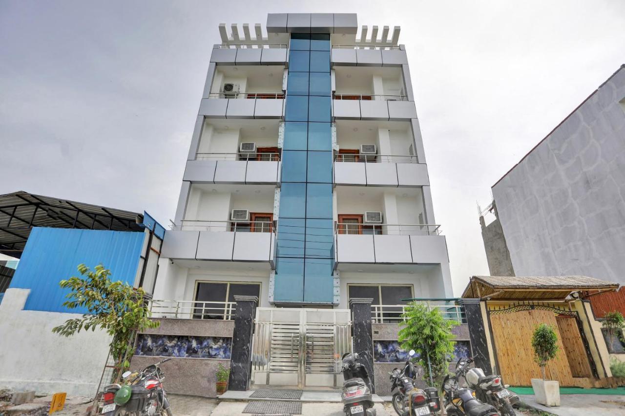 Oyo 82100 Golden Residency Нойда Экстерьер фото