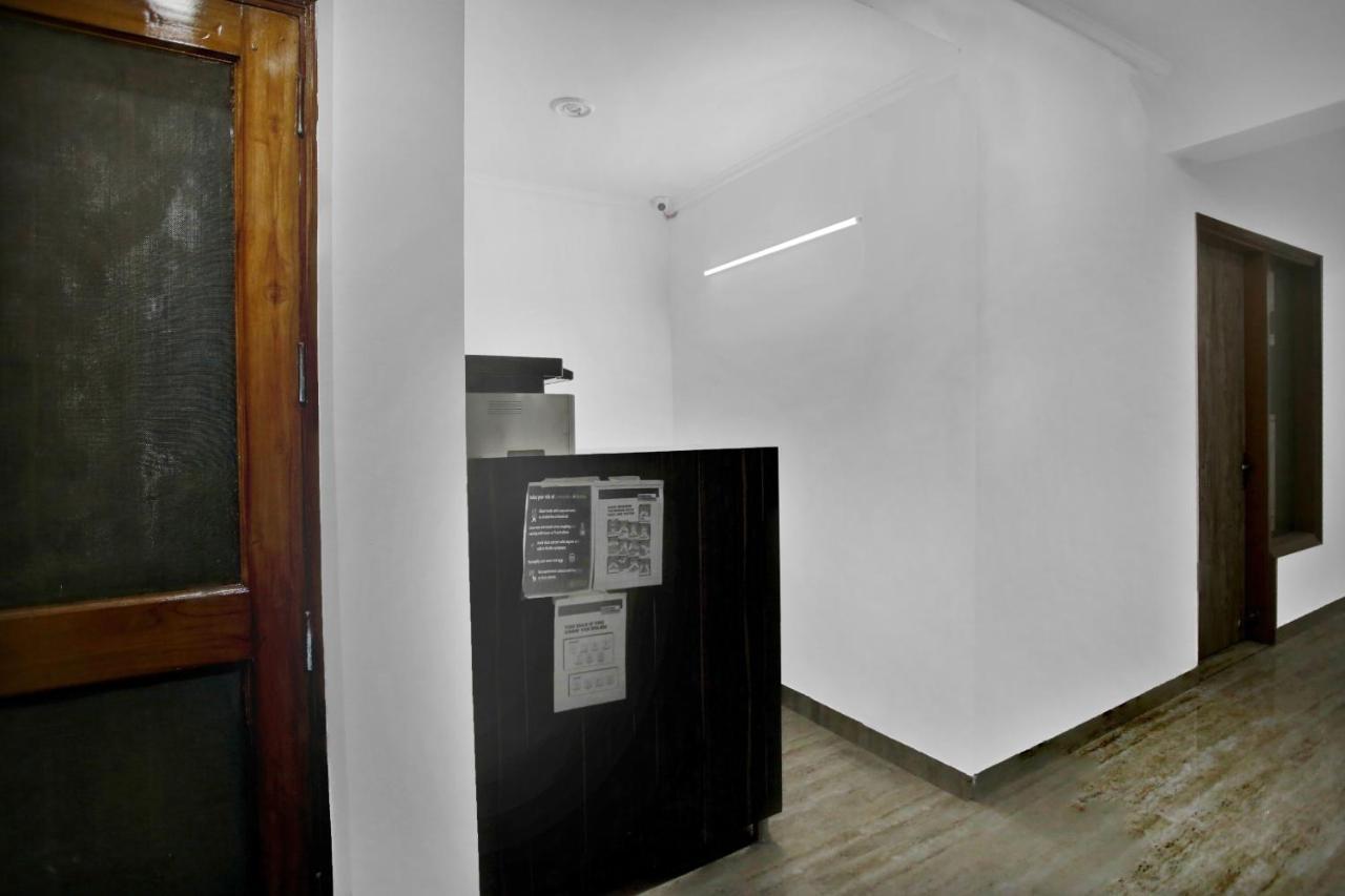 Oyo 82100 Golden Residency Нойда Экстерьер фото