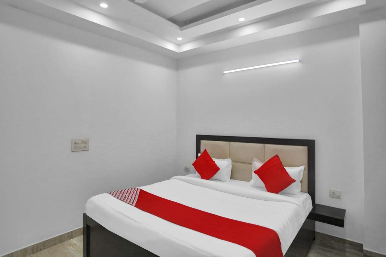 Oyo 82100 Golden Residency Нойда Экстерьер фото