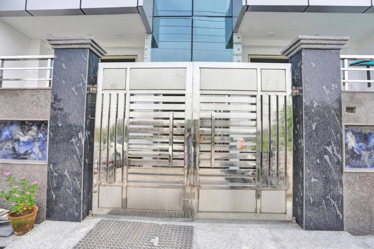 Oyo 82100 Golden Residency Нойда Экстерьер фото