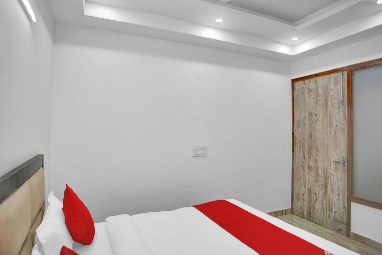 Oyo 82100 Golden Residency Нойда Экстерьер фото