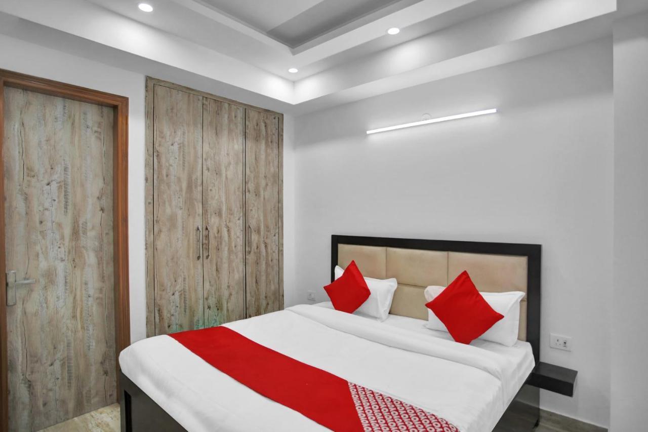 Oyo 82100 Golden Residency Нойда Экстерьер фото