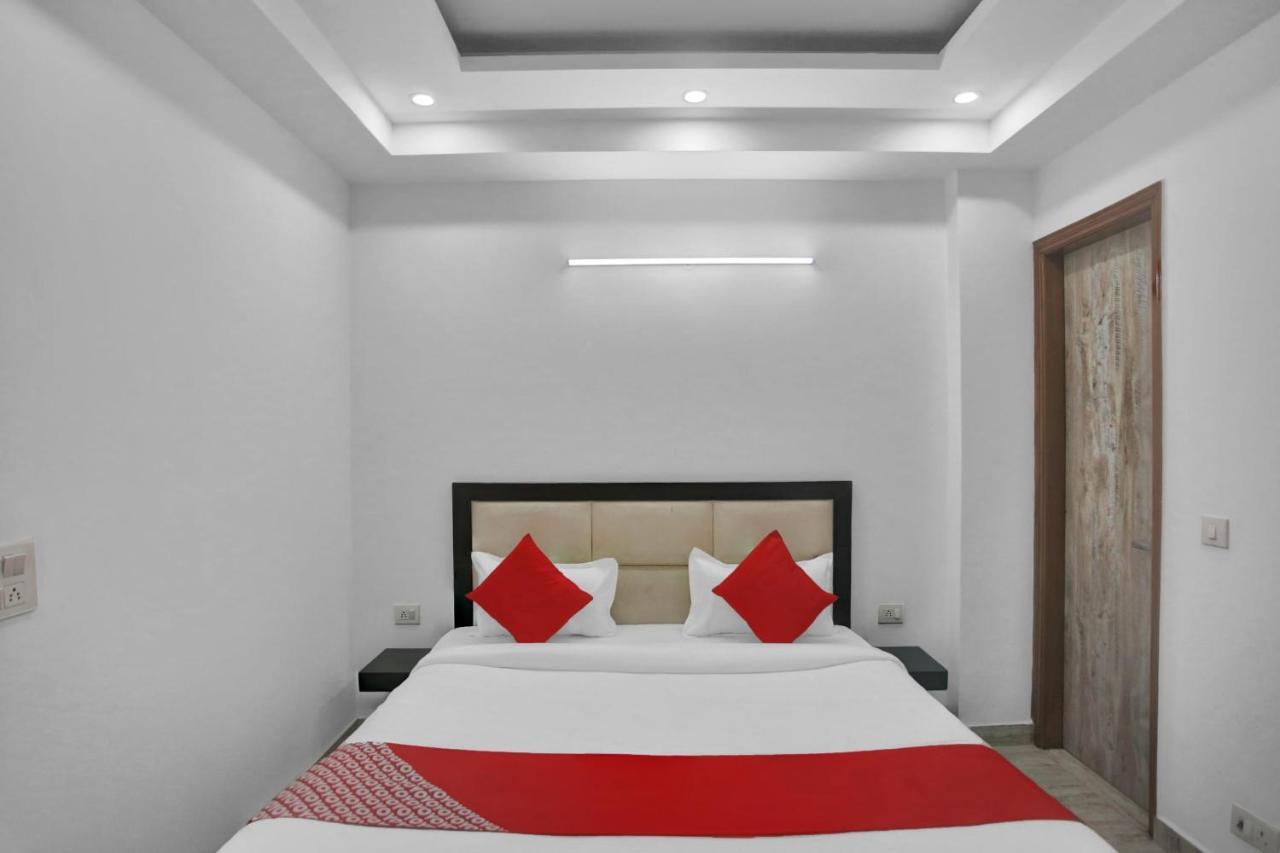 Oyo 82100 Golden Residency Нойда Экстерьер фото