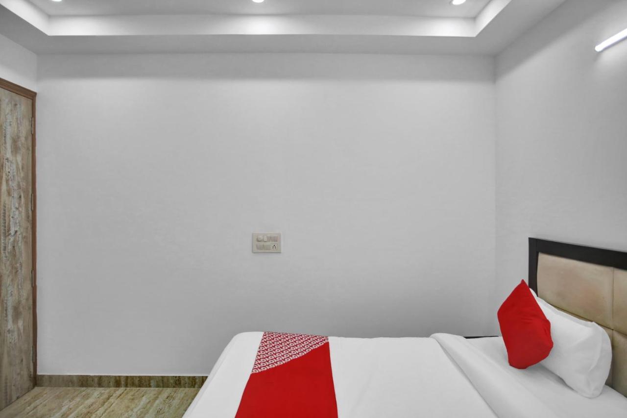 Oyo 82100 Golden Residency Нойда Экстерьер фото