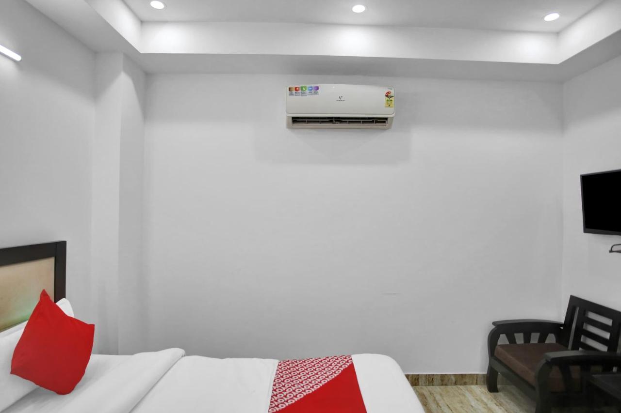 Oyo 82100 Golden Residency Нойда Экстерьер фото