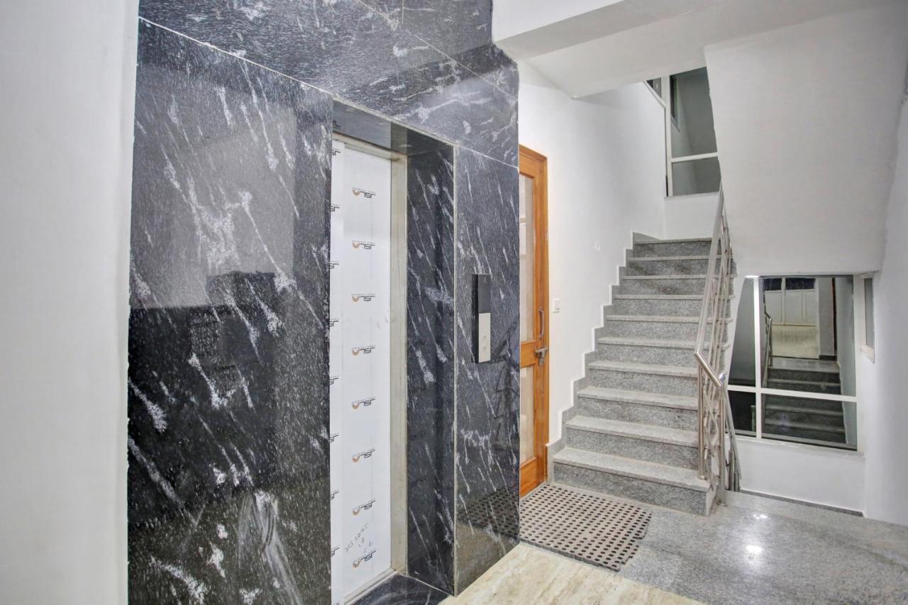 Oyo 82100 Golden Residency Нойда Экстерьер фото