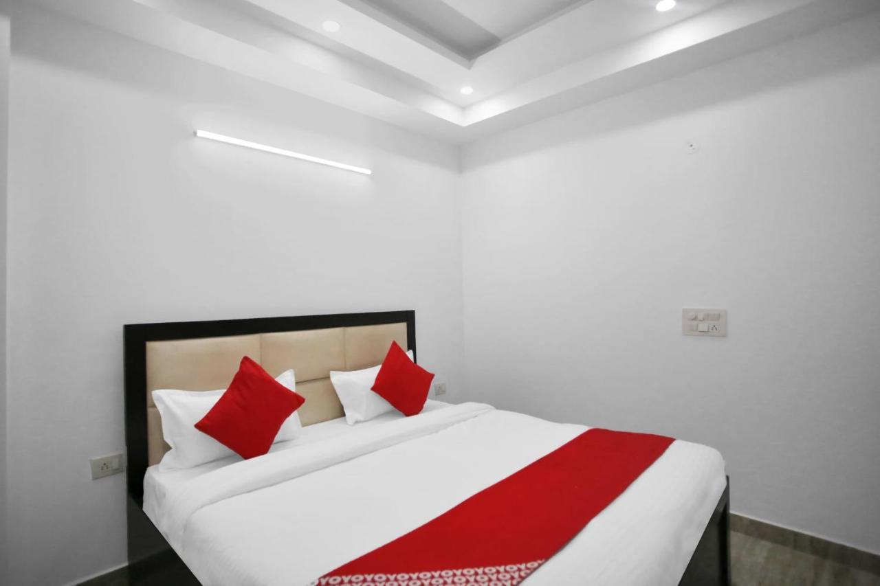 Oyo 82100 Golden Residency Нойда Экстерьер фото