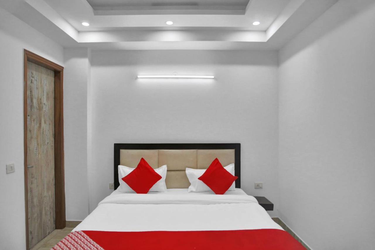 Oyo 82100 Golden Residency Нойда Экстерьер фото