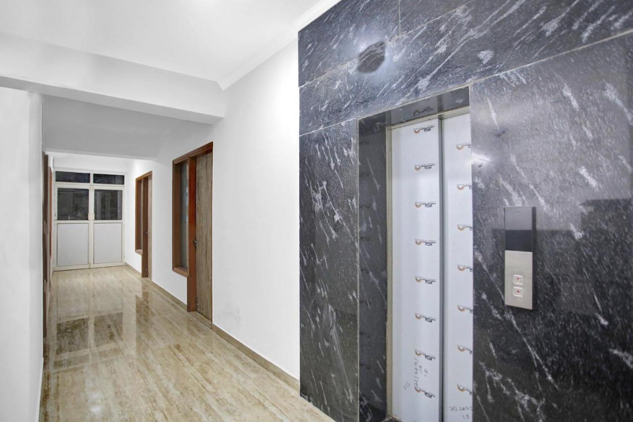 Oyo 82100 Golden Residency Нойда Экстерьер фото