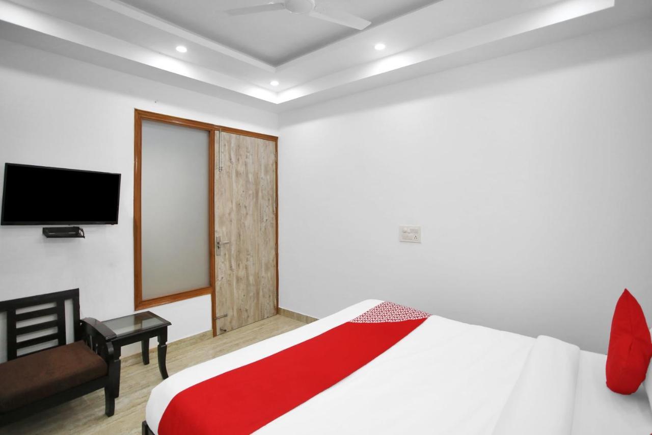 Oyo 82100 Golden Residency Нойда Экстерьер фото