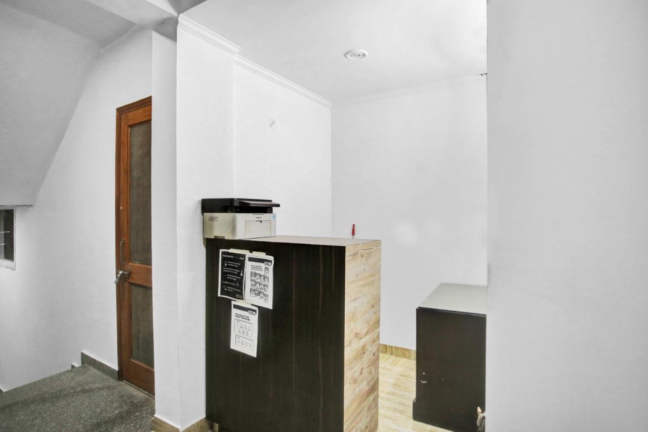 Oyo 82100 Golden Residency Нойда Экстерьер фото